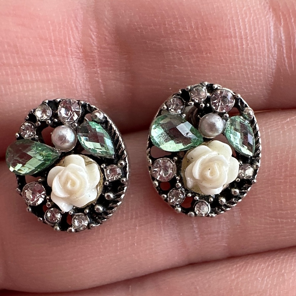 NWOT Elegant Floral and Gem Stud Earrings 🌺 - Picture 3 of 5